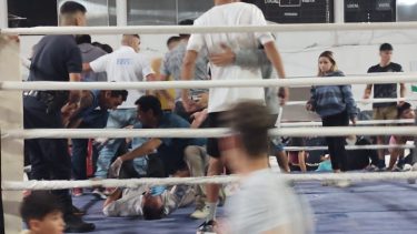 La agresión al árbitro llevó a la suspensión del festival de boxeo en Cinco Saltos.