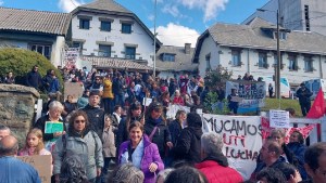 Paro de Salud en Río Negro: cientos de personas realizaron un abrazo simbólico al hospital de Bariloche