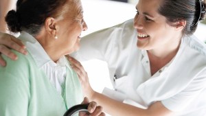 PAMI: Cuánto se cobra por hora el cuidado de personas mayores durante marzo 2024