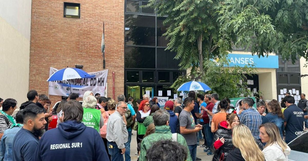 Despidos en la sede de Anses del oeste de Neuquén y en Centenario: «Ya se recibieron telegramas» thumbnail
