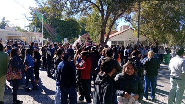 Trabajadores del hospital y concejales participaron de la asamblea. Foto gentileza
