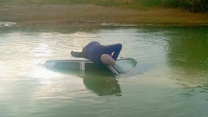 No alcanzó a frenar y terminó hundido junto a su auto en un río de Chubut