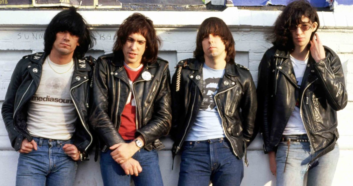 Ramones del 74. Dee Dee, Tommy, Johnny y Joey, antes de grabar el primer disco homónimo, editado en 1976 y al que le tomó ¡38 años! ser disco de oro.