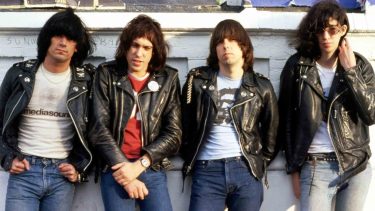 Ramones del 74. Dee Dee, Tommy, Johnny y Joey, antes de grabar el primer disco homónimo, editado en 1976 y al que le tomó ¡38 años! ser disco de oro.