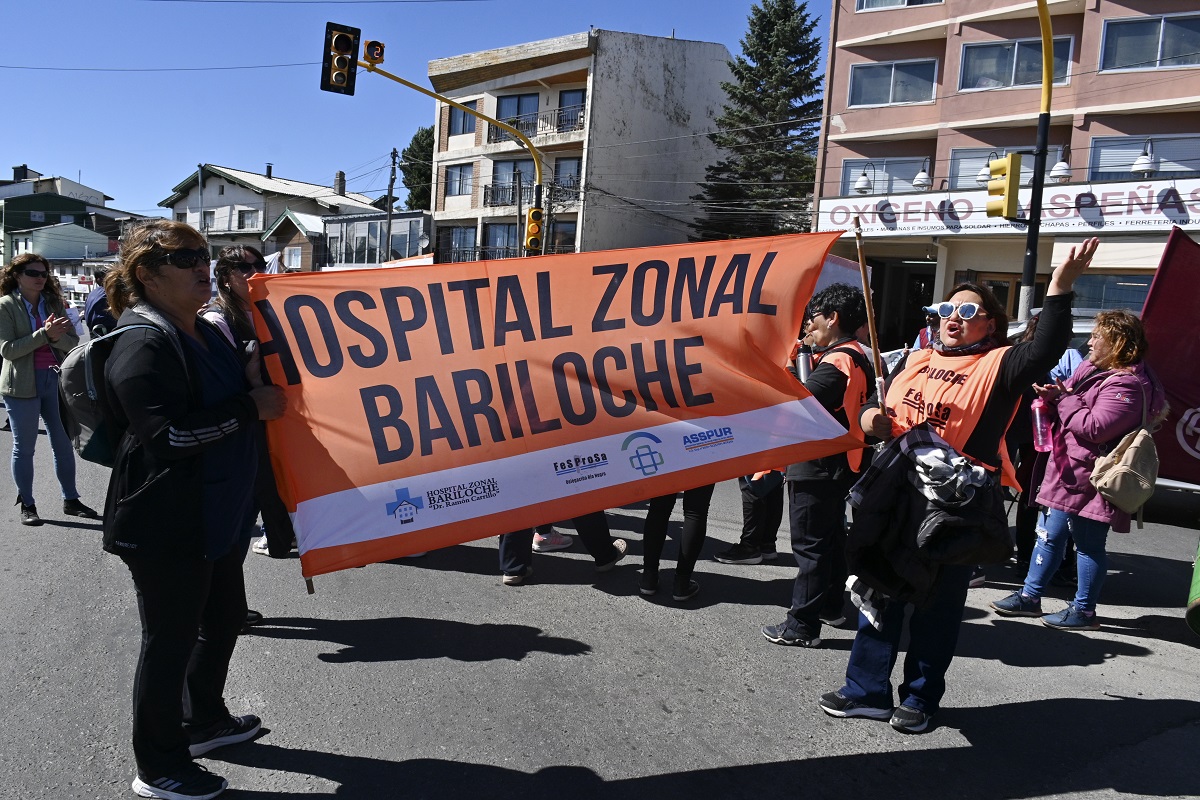 Trabajadores del hospital de Bariloche están movilziados y unidos en el reclamo por mejores salarios. Foto: Chino leiva