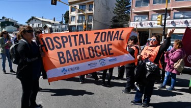 Trabajadores del hospital de Bariloche están movilziados y unidos en el reclamo por mejores salarios. Foto: Chino leiva