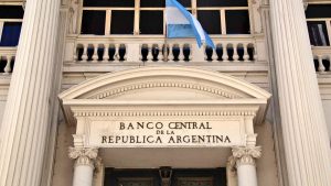 ¿Camino a la dolarización?: Qué objetivos persigue el Banco Central con el recorte de tasas