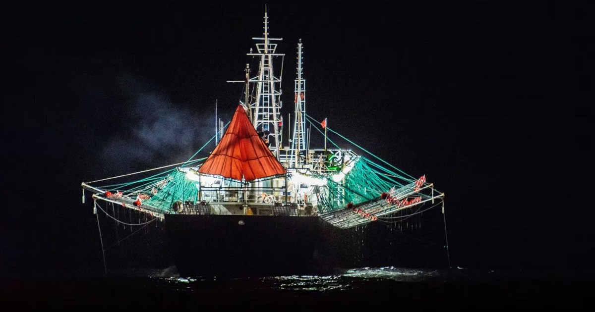 La Armada detuvo a un buque chino que pescaba ilegalmente en el Mar Argentino thumbnail