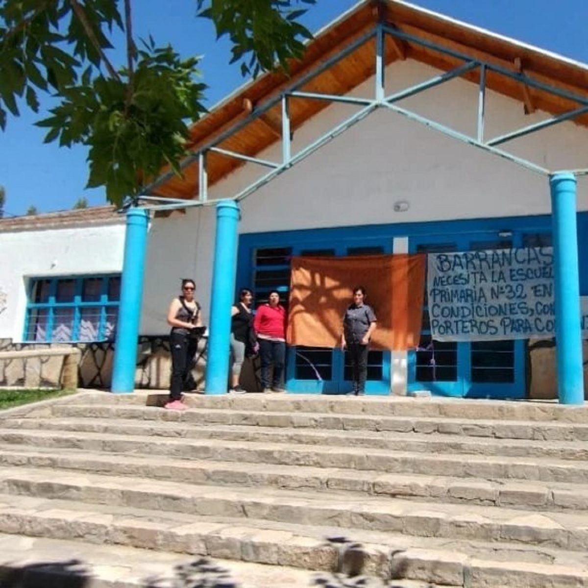 Familias tomaron dos escuelas de Neuquén exigiendo obras edilicias para comenzar las clases