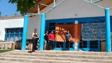 Familias tomaron dos escuelas de Neuquén exigiendo obras edilicias para comenzar las clases
