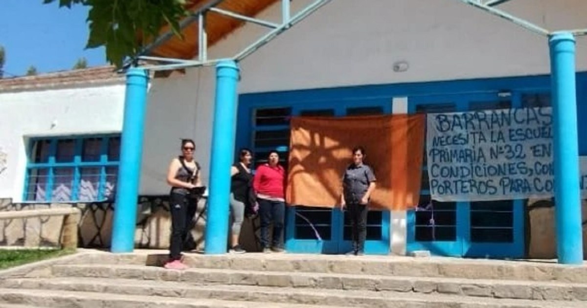 Familias tomaron dos escuelas de Neuquén exigiendo obras edilicias para comenzar las clases thumbnail