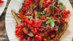 Lunes sin carne: probá estas berenjenas al horno con tomate… ¡tre-men-das!