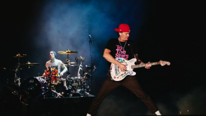 «Primero que nada gracias, segundo Francia» el gracioso comentario del bajista de Blink – 182 en el Lollapalooza Argentina