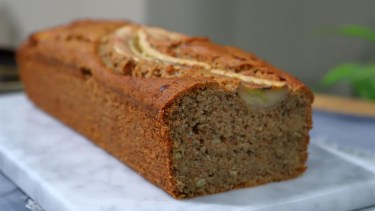 Paso a paso para este budín liviano de banana y yogur