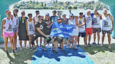 Parte de los ganadores de la competencia de aguas abiertas, que tuvo su inicio en Club Náutico La Ribera de Viedma. 