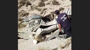 Video: tiró su camión de la barda tras huir de un robo, en Godoy