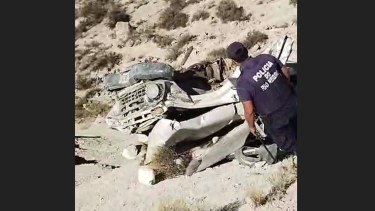 Video: tiró su camión de la barda tras huir de un robo, en Godoy