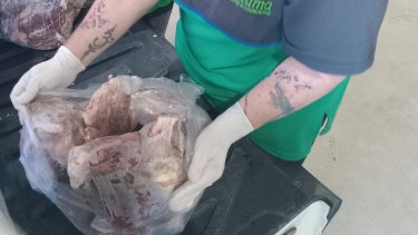 La carne fue decomisada por personal de la comuna de Viedma en los controles que desarrolla en la ciudad.