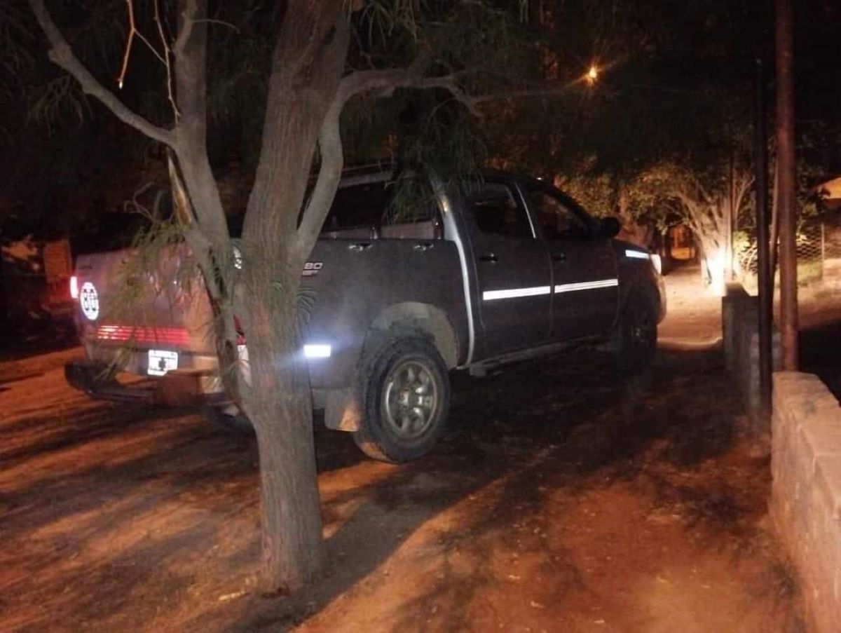 La camioneta chocó a la persona en Catriel, circulando en reversa. Foto: Gentileza Facebook Radio genesis 25