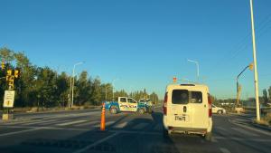 Choque entre un auto y una moto en el ingreso a Plottier