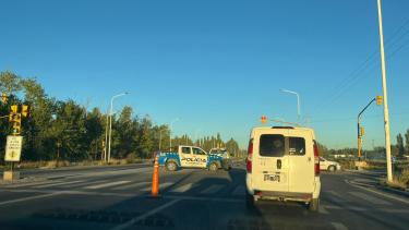 Choque en el ingreso a Plottier entre un auto y una motocicleta. 