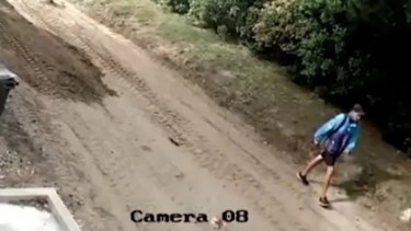 Las imágenes, difundidas por la Secretaría de Seguridad local, muestran a un joven vestido con campera deportiva, mochila y gorra.
