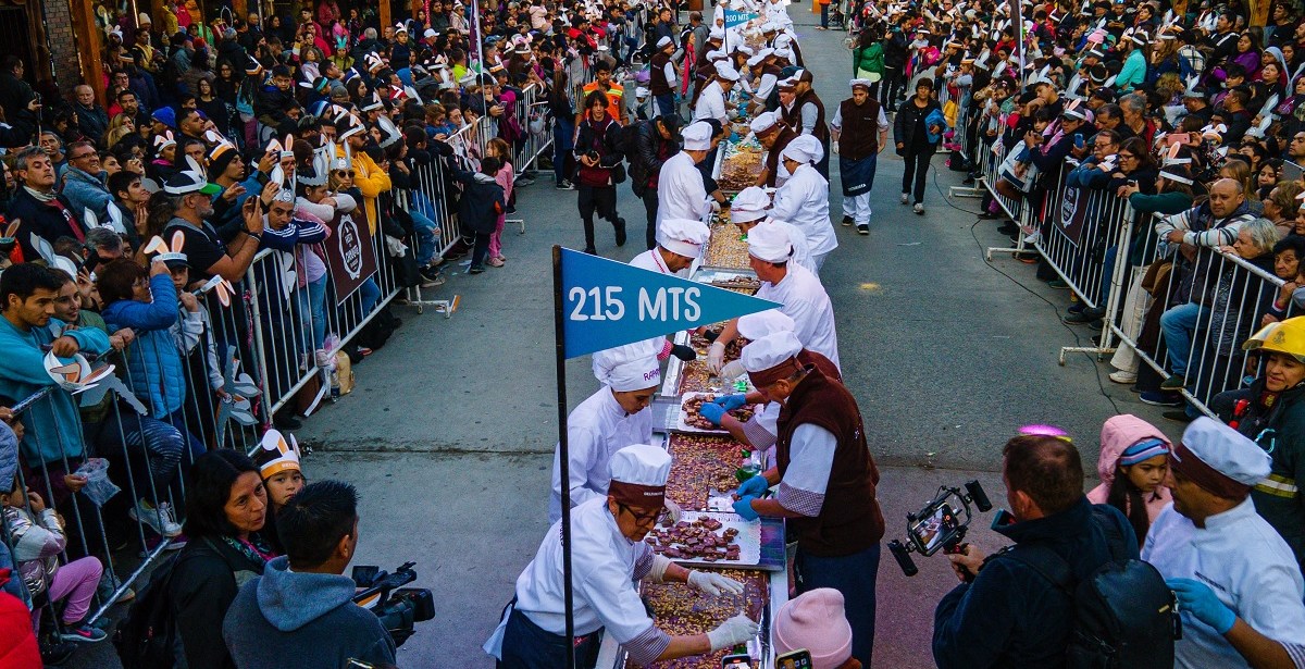 Bariloche: la barra de chocolate más larga del Mundo y un show de música y luces en el Centro Cívico