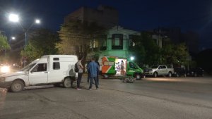 Fuerte choque en pleno centro de Roca: hay una persona herida