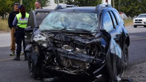 Tres vehículos protagonizaron un fuerte choque en la Ruta 22, en Roca