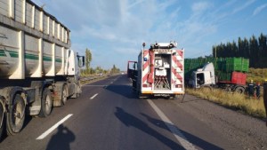 Ruta 22: reventó un neumático y causó el despiste de un camión