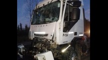 Imagen de Fuerte choque entre dos camiones en Cinco Saltos, sobre la Ruta 151