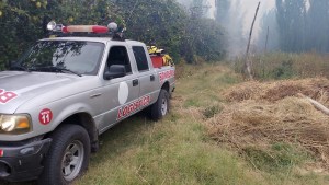 Incendio en unos tanques de fuel oil, en Cinco Saltos: 7 dotaciones de bomberos apagaron el fuego
