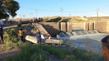 Intensa búsqueda de un joven en un canal de riego de Cipolletti: quién es y qué hacía en la región