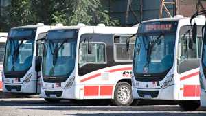 Colectivos en Río Negro: Weretilneck formalizó la entrega de subsidios para evitar subas bruscas en los pasajes