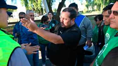 Rodrigo Vicente, secretario general de ATE esta semana encabezó una protesta en el puente de Cipolletti y Neuquén. Foto: Florencia Salto