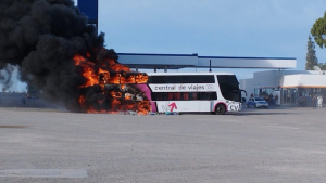 Video: Un colectivo se prendió fuego cerca de una estación de servicio en Madryn