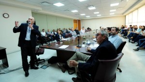 Elías Sapag criticó la ley de Río Negro para cobrar un canon de agua a las hidroeléctricas