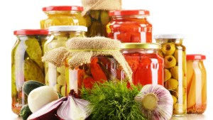 Época de conservas: cherry confitados, coliflor y manzanas encurtidas en vinagre