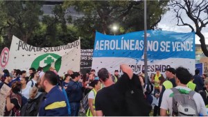Trabajadores de Aerolíneas Argentinas protestaron frente a Aeroparque antes de los 500 cortes en todo el país contra Milei