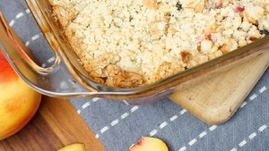 Vamos por este crumble de duraznos y ciruelas que sale o sale