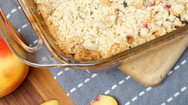 Paso a paso: cómo hacer un tentador crumble de duraznos y ciruelas