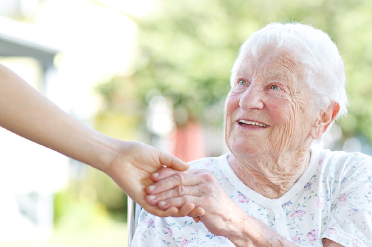 Los cuidadores de adultos mayores recibirán un nuevo incremento durante abril 2024.-