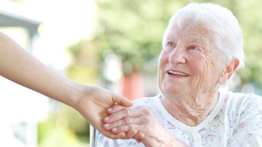 Los cuidadores de adultos mayores recibirán un nuevo incremento durante abril 2024.-