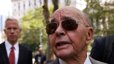 El piloto de Joe Lewis se declaró culpable en la causa por "tráfico de información", que llevó a presión al magnate