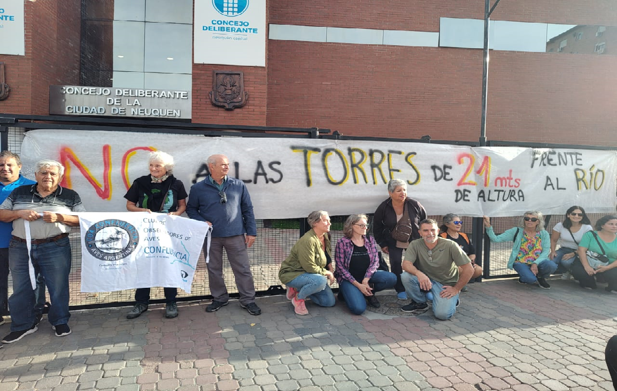 Vecinos protestan en el Concejo Deliberante de Neuquén contra los edificios altos frente al río (Foto: Cecilia Maletti)