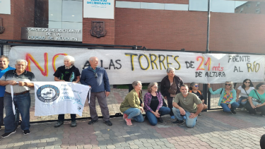 Vecinos protestan en el Concejo Deliberante de Neuquén contra los edificios altos frente al río (Foto: Cecilia Maletti)