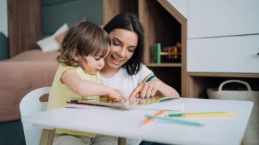 Las niñeras cobran su escala salarial actualizada, como las empleadas domésticas.-