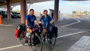 Promesa de viaje: dos neuquinos pedalean rumbo a Corea en busca de un amigo