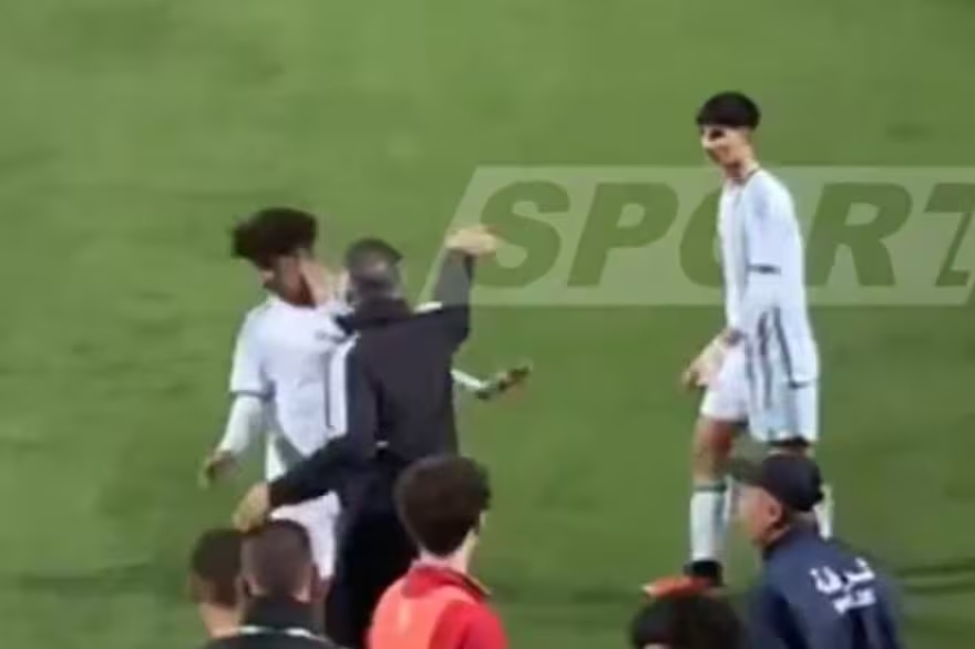 El técnico de Argelia abofeteó a sus jugadores en medio de una fuerte discusión con el elenco rival.