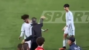 Video | Repudiable reacción del técnico de Argelia: golpeó a sus jugadores en medio de un partido